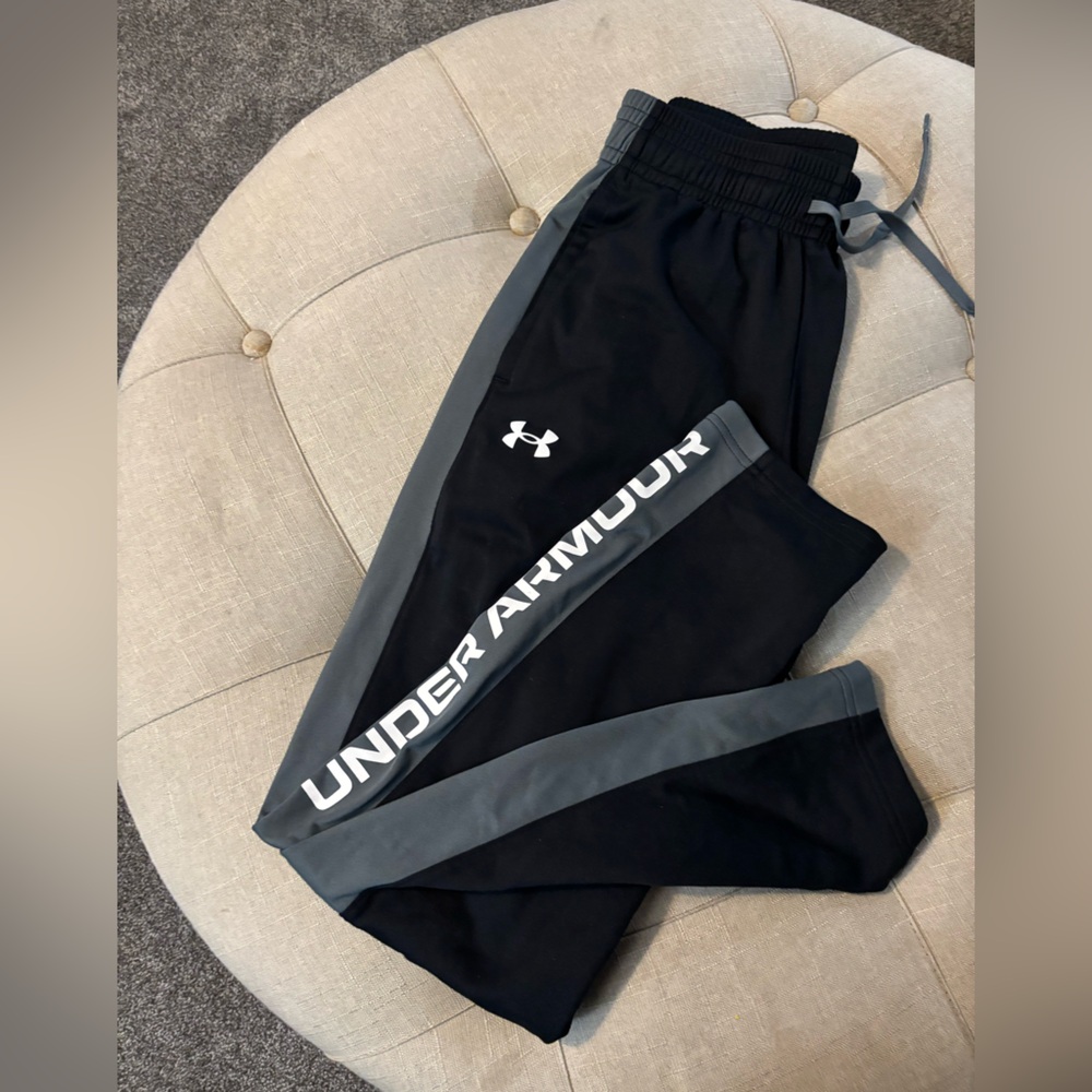 Men’s medium Under Armour sweat pants. Gray & black. Great condition.